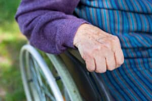 esclerosis múltiple en personas mayores