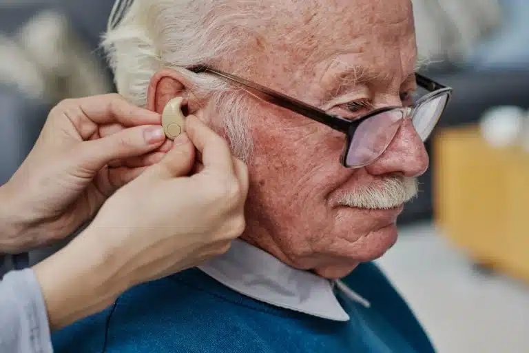 Ayudas para la discapacidad auditiva en personas mayores