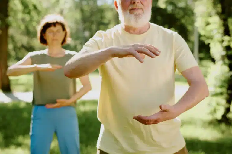 beneficios-del-tai-chi-para-adultos-mayores​